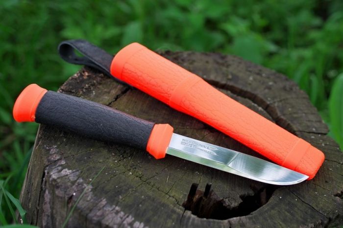 Нож с фиксированным лезвием Morakniv Outdoor 2000 Orange, сталь Sandvik 12C27, рукоять резина/пластик