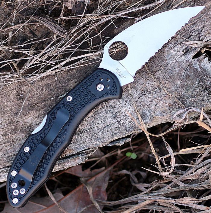 Нож складной Delica 4 Lightweight Spyderco 11FSWCBK, сталь VG-10 Satin Serrated Wharncliffe, рукоять термопластик FRN, чёрный